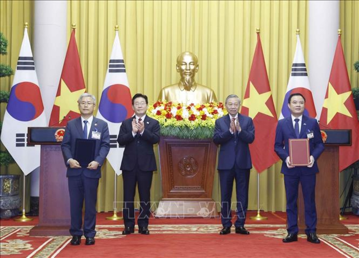 ベトナム石油ガスグループと韓国電力公社による<br>
覚書の調印式に立ち会った<br>
トー・ラム書記長･国家主席とイ・ジェミョン大統領