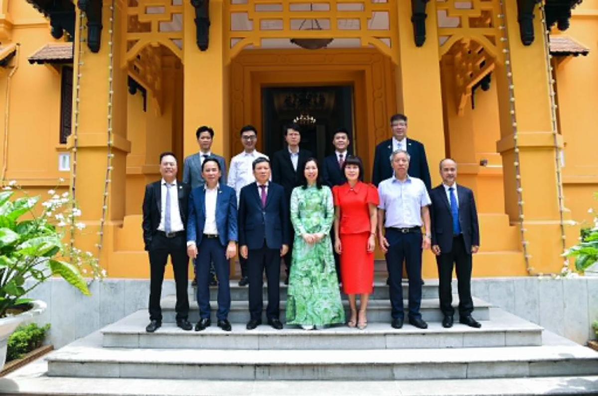 Thứ trưởng Bộ Ngoại giao Lê Thị  Thu Hằng chụp ảnh lưu niệm cùng các đại biểu