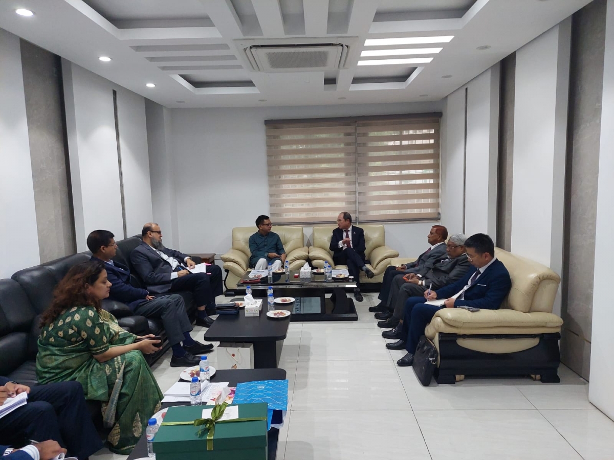 Đại sứ Nguyễn Mạnh Cường trao đổi với Thứ trưởng thương mại Bangladesh trước thềm sự kiện
