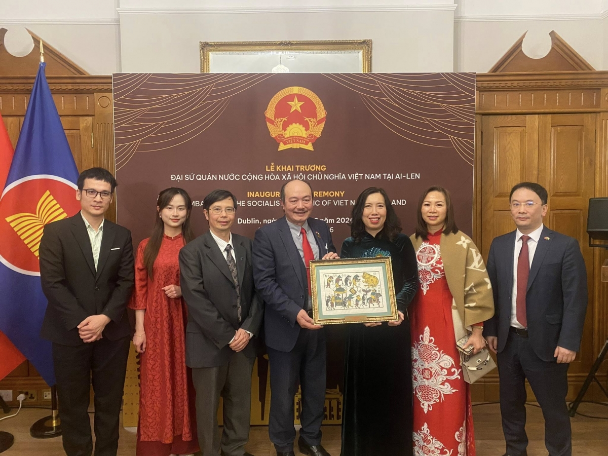 Đại diện Hội  tham dự lễ khai trương Đại sứ quán VN tại Ireland. Ảnh: FBNV