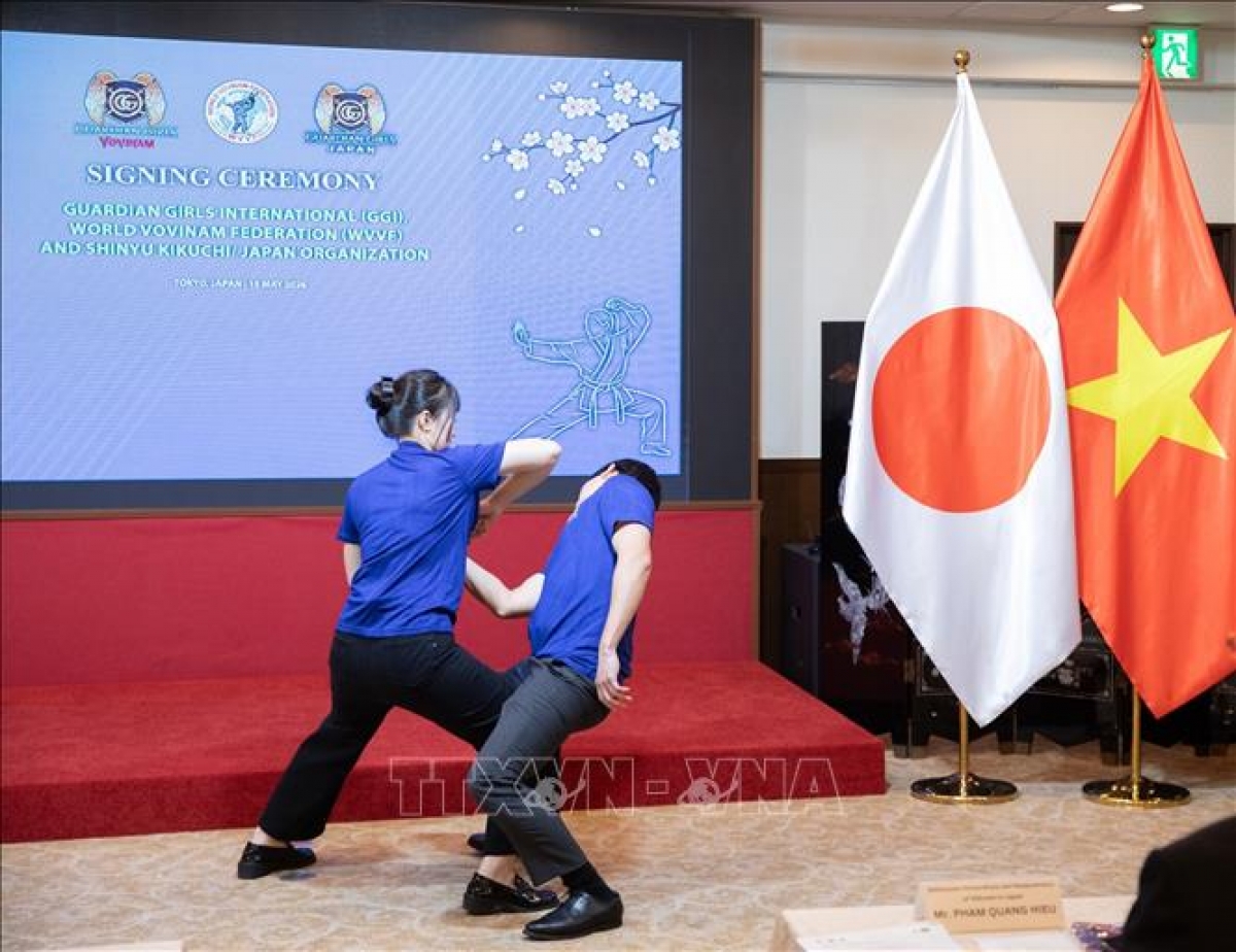 Eine Vovinam-Kämpferin demonstriert einige grundlegende Selbstschutzbewegungen für Frauen. (Foto: Xuan Giao/VNA)