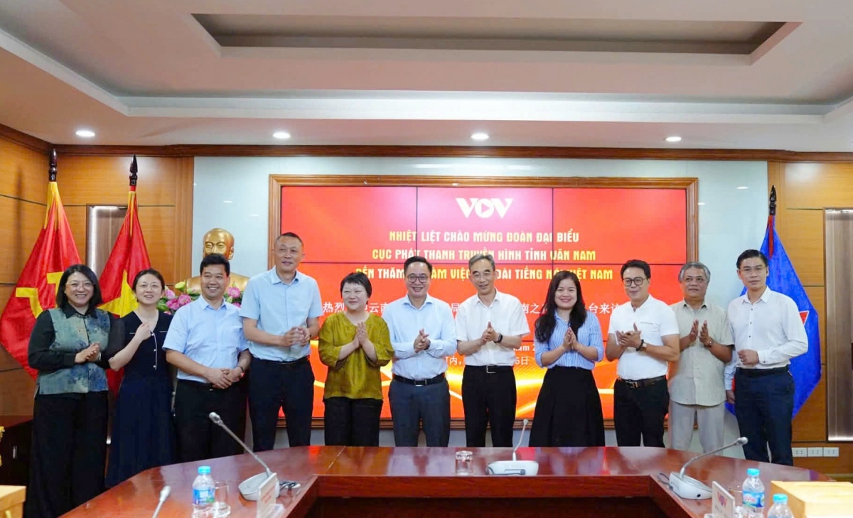 Các đại biểu chụp ảnh lưu niệm tại buổi làm việc.
