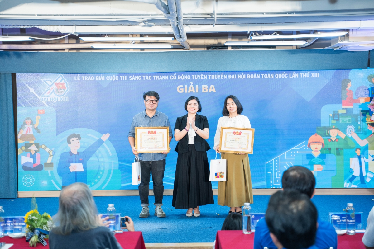 Giải ba được trao cho tác giả Bạch Thị Lợi, Trịnh Thanh Tùng, Phạm Lợi