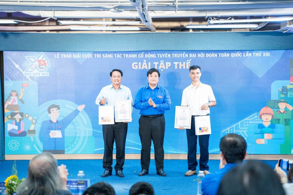 Các tác giả nhận giải Tập thể cho Nhà Văn hóa Thanh thiếu nhi thành phố Đồng Nai và<br>
CLB Mỹ thuật Hùng Mỹ (Phú Thọ)
