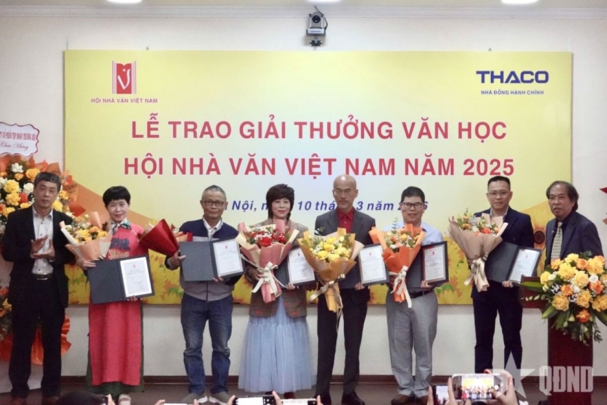 Các tác giả, dịch giả nhận Giải thưởng Hội Nhà văn Việt Nam năm 2025. - Ảnh: Báo Quân đội Nhân dân