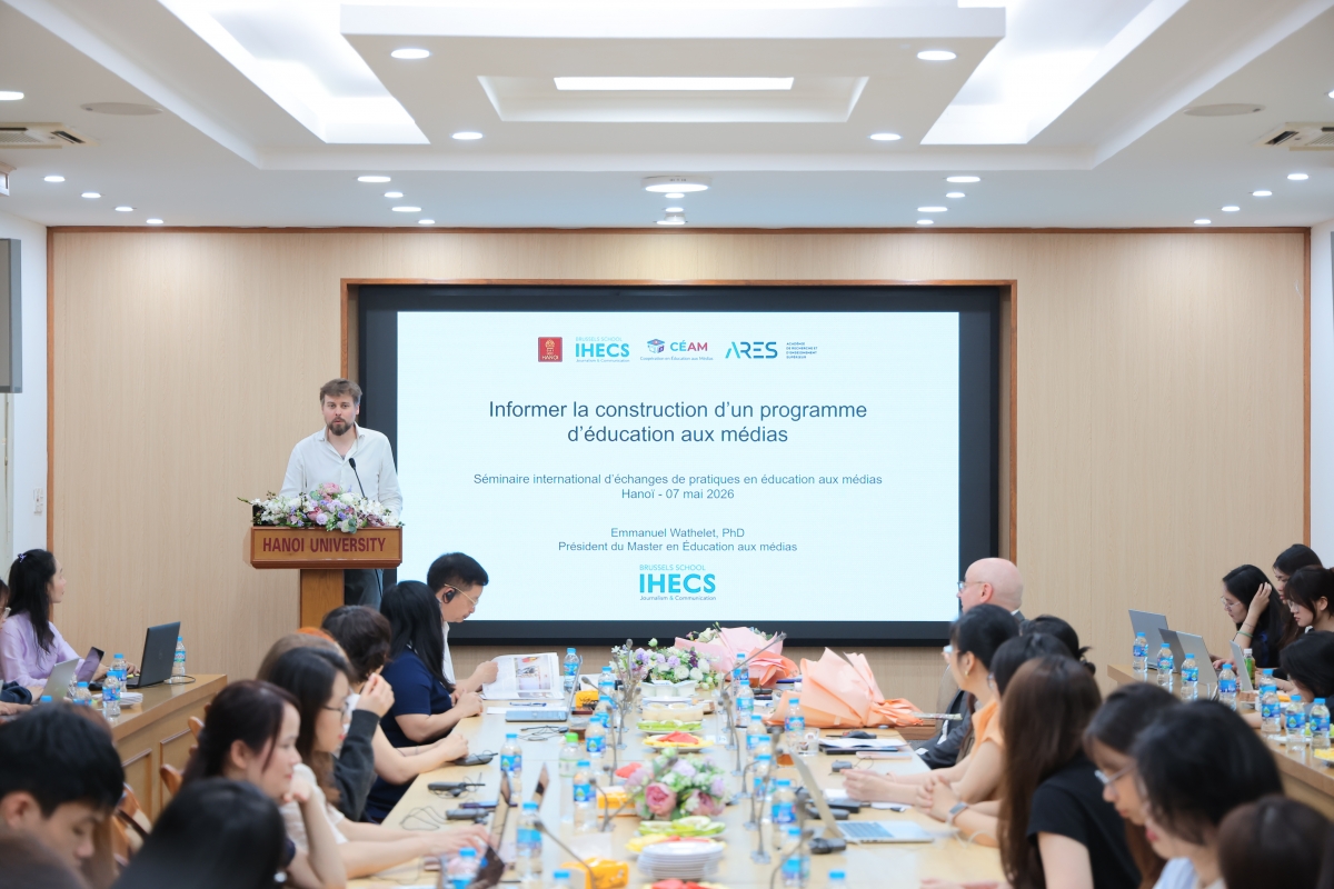 Emmanuel Wathelet introduit les bases d'un programme d'éducation aux médias devant les étudiants de l'Université de Hanoï. Photo: Université de Hanoi