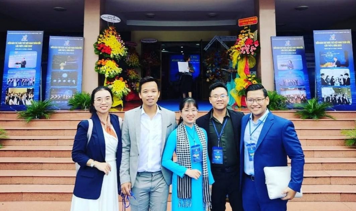 PGS, TS Lê Hưng  (thứ 2, từ trái) và các trí thức trẻ kiều bào. Ảnh nvcc