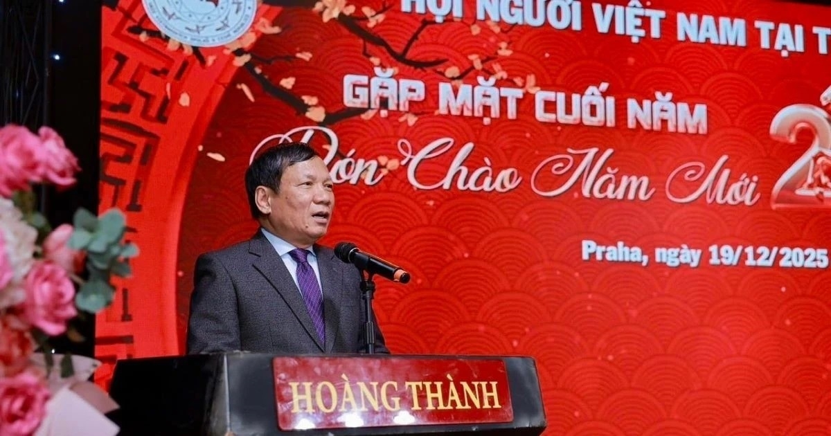 Ông Hoàng Đình Thắng là Chủ tịch danh dự Hội người Việt Nam tại Cộng hòa Séc, đồng thời là Chủ tịch Liên hiệp Hội người Việt Nam tại châu Âu. Ông được tặng Huân chương Lao động hạng Nhất năm 2024 vì những đóng góp  trong việc gắn kết cộng đồng người Việt tại Séc và châu Âu. Ảnh nvcc