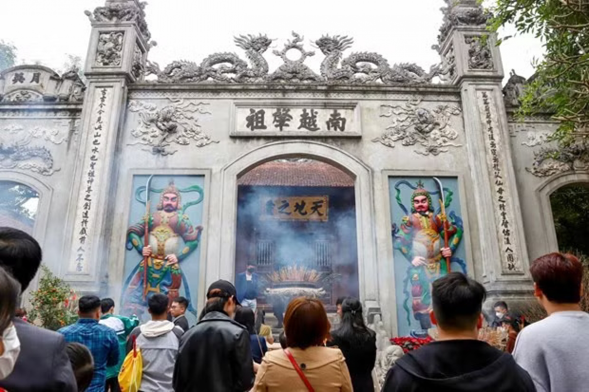 People go to Hung Kings temple on the occasion of a festival that mark the death anniversary of  Hung Kings. (Photo: VietnamPlus)
