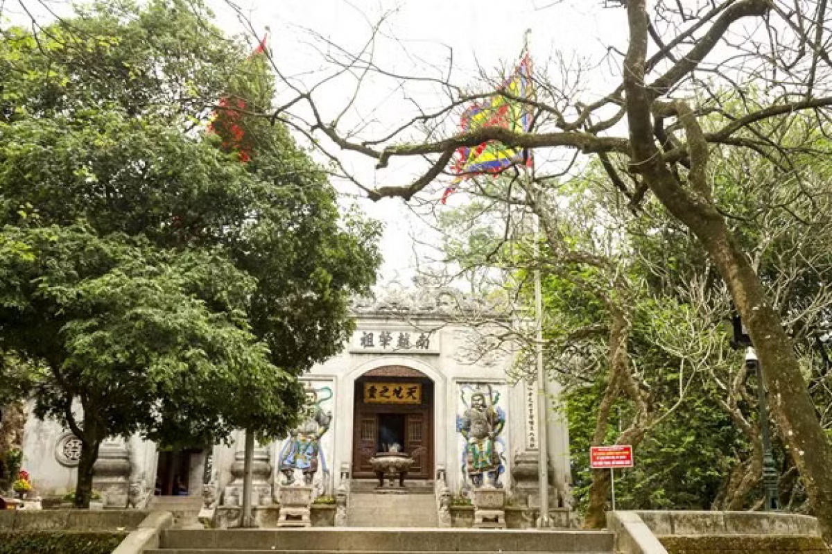 At the top of the mountain is the Thuong (upper) Temple. (Photo: VietnamPlus)
