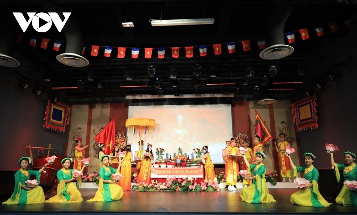 Trong không gian linh thiêng, nghi thức rước lễ và dâng hương trước bàn thờ Quốc Tổ được thực hiện trang trọng. Ảnh: Anh Tuấn/VOV-Paris