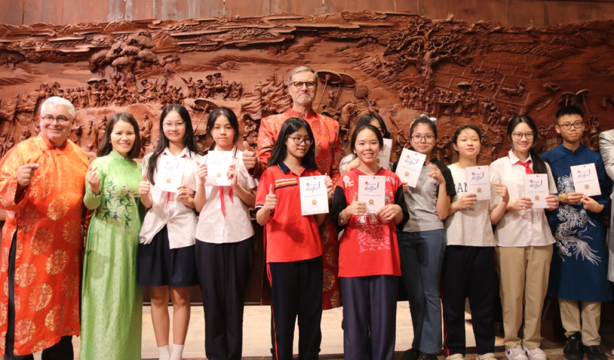 L’ambassadeur Olivier Brochet pose aux côtés des élèves. Photo: sovhtt.hanoi.gov.vn