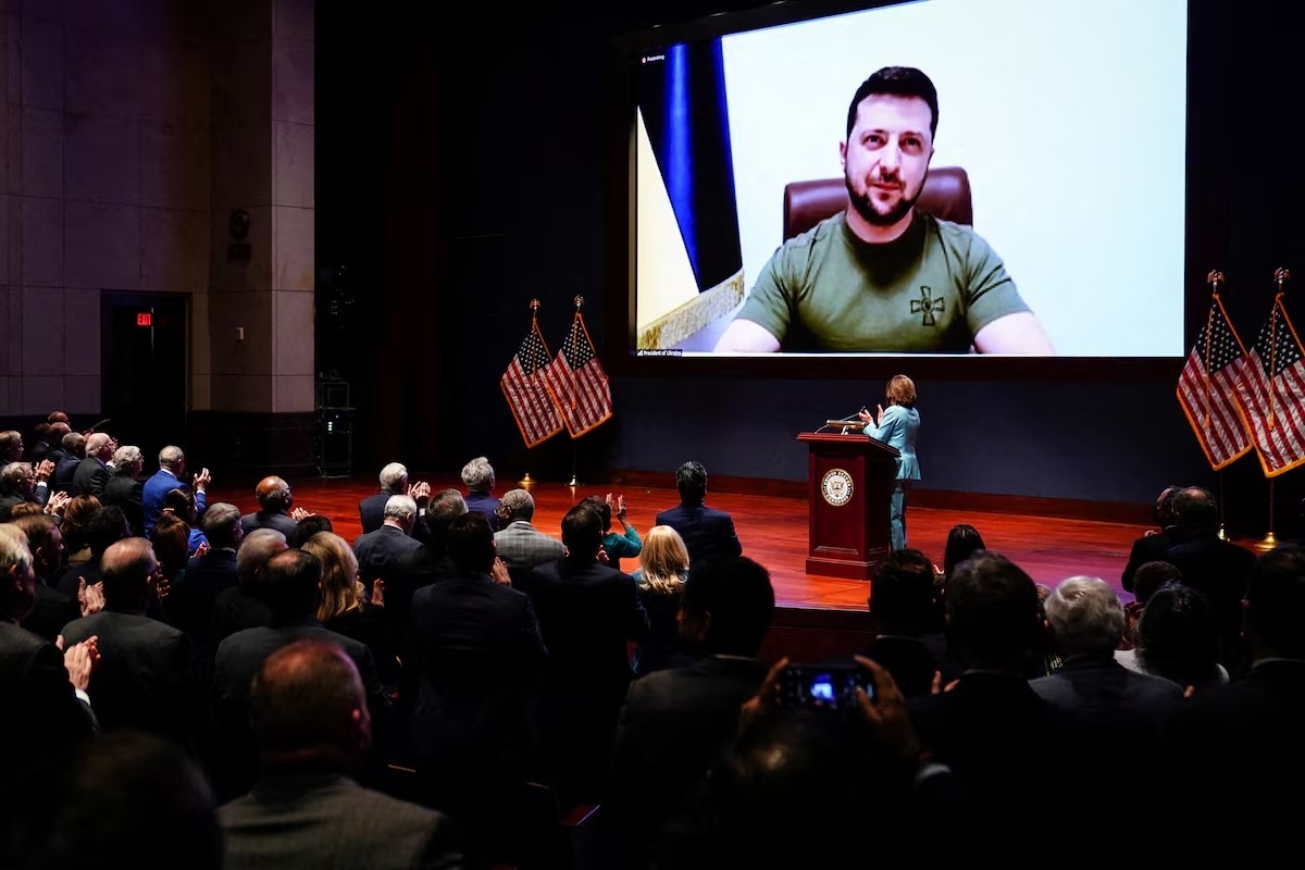 Президент Украины Владимир Зеленский выступает с видеообращением к сенаторам и членам Палаты представителей, собравшимся в Вашингтоне, США, 16 марта 2022 года. Фото: Сара Силбигер / REUTERS.