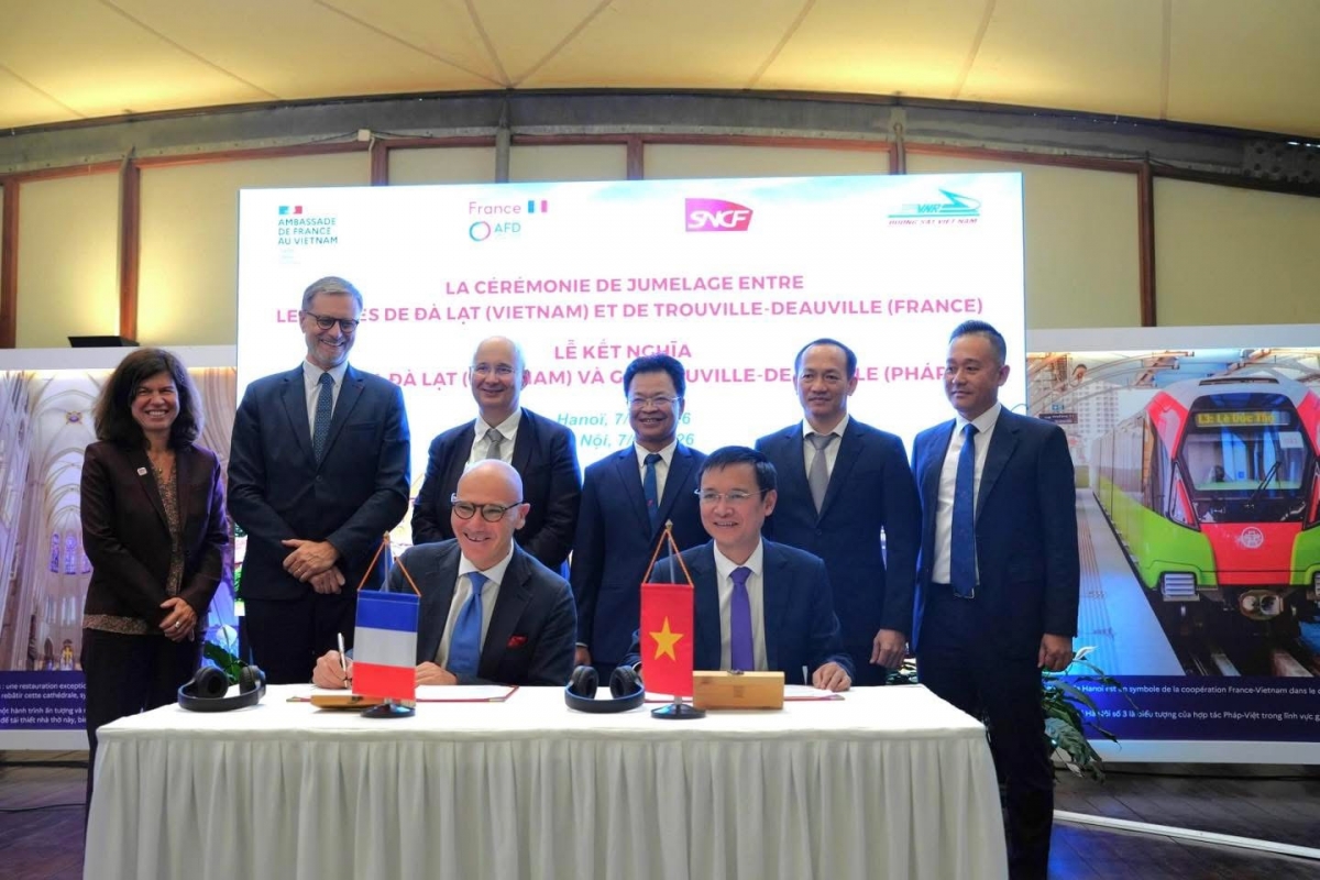 La gare de Dà Lat (Vietnam) et la gare de Trouville-Deauville (France) établissent un partenariat de coopération à long terme. Photo: Ambassade de France