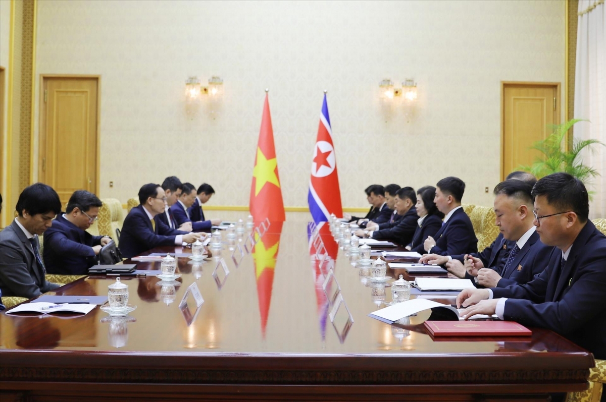 Choe Son Hui, Politburo member and Foreign Minister and Foreign Minister Le Hoai Trung hold talks. (Photo: Do Sinh/VNA correspondent in DPRK)