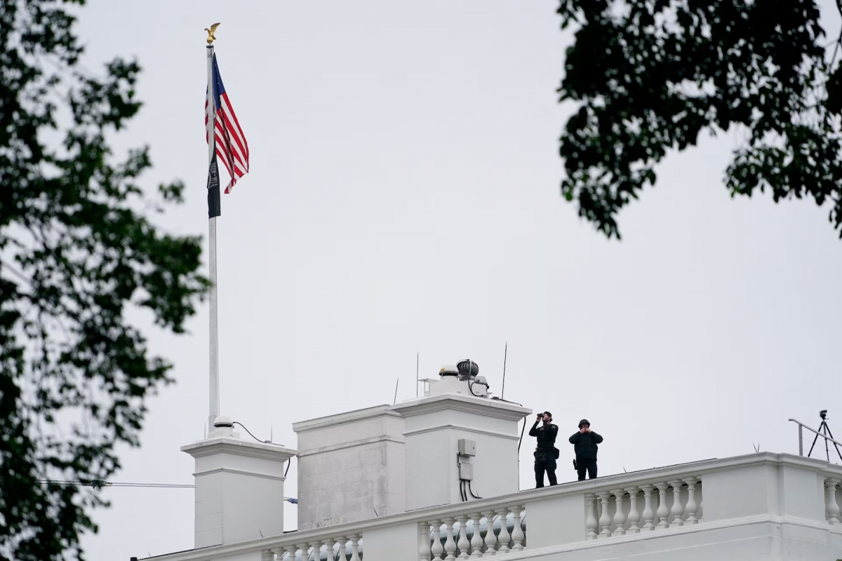 US Secret Service agents keep watch on the roof of the White House after a shooting incident nearby in Washington, D.C., US, May 23, 2026. (REUTERS/Nathan Howard)