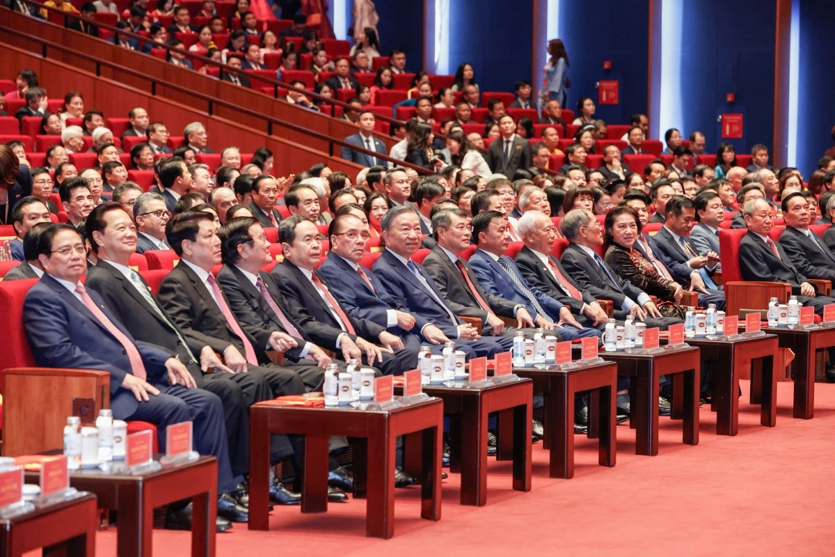Tổng Bí thư, Chủ tịch nước Tô Lâm cùng các đồng chí lãnh đạo, nguyên lãnh đạo Đảng, Nhà nước tham dự phiên khai mạc. Ảnh: VGP/Nhật Bắc
