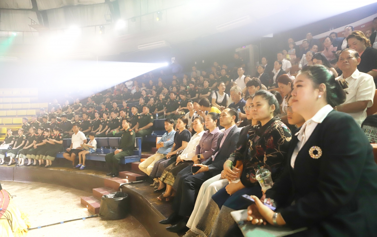 ບັນ​ດາ​ລາຍ​ການ​ສະ​ແດງ​ຂອງ​ນັກ​ສິ​ລະ​ປິນ ຫວຽດ​ນາມ ໄດ້​ດຶງ​ດູດ​ຜູ້​ຊົມ​ລາວ ແລະ ເພື່ອນ​ມິດ​ສາ​ກົນ​ເປັນ​ຈຳ​ນວນຫຼາຍ (ພາບ: TTXVN)