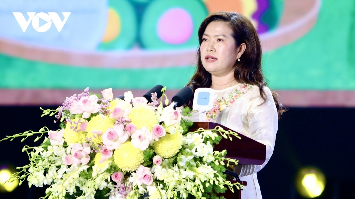 Phát biểu khai mạc, bà Nguyễn Thị Ngọc Điệp, Phó Chủ tịch UBND TP. Cần Thơ nhấn mạnh: Bánh dân gian Nam Bộ không chỉ là nét đặc trưng trong đời sống ẩm thực, mà còn đóng vai trò quan trọng trong việc thúc đẩy phát triển du lịch tại TP. Cần Thơ. Ảnh: Hồng Phương/VOV-ĐBSCL