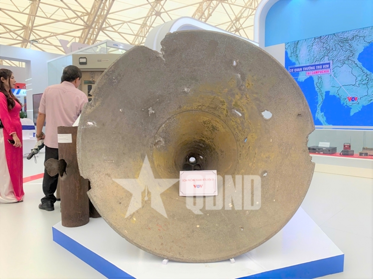 งานนิทรรศการ “ความสำเร็จของประเทศ - กระบวนการ 80 ปีสู่เอกราช เสรีภาพและความสุข” ในตำบลดงแอง กรุงฮานอยเมื่อปี 2025 สถานีวิทยุเวียดนามหรือวีโอวีได้จัดแสดงลำโพง “พยานแห่งประวัติศาสตร์” ซึ่งนำมาจากกว๋างจิ (QDND)