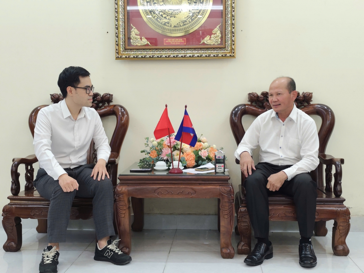 Wawancara antara wartawan VOV dengan akademisi Uch Leang. Foto: VOV