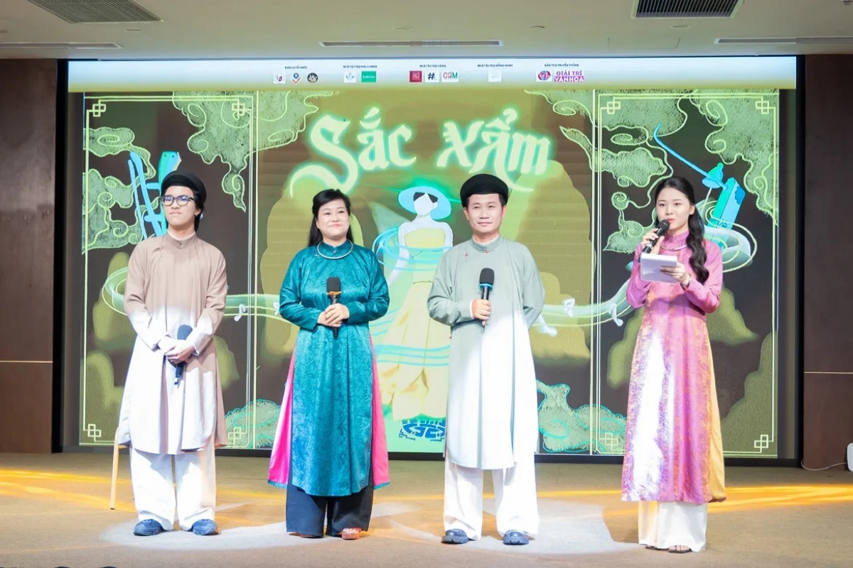 Nhóm Xẩm Hà Thành giao lưu cùng khán giả sau phần trình diễn.