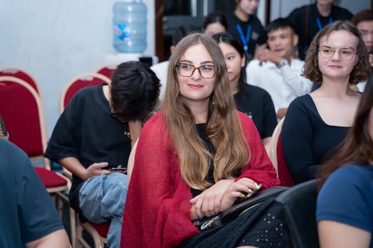 Cô Silvia Martinez, người Tây Ban Nha, tình nguyện viên đang làm việc tại Hà Nội, chia sẻ: "Mặc dù không hiểu lời hát, tôi vẫn cảm nhận được người Việt Nam có thể thể hiện sự giàu có về văn hóa thông qua nghệ thuật..."