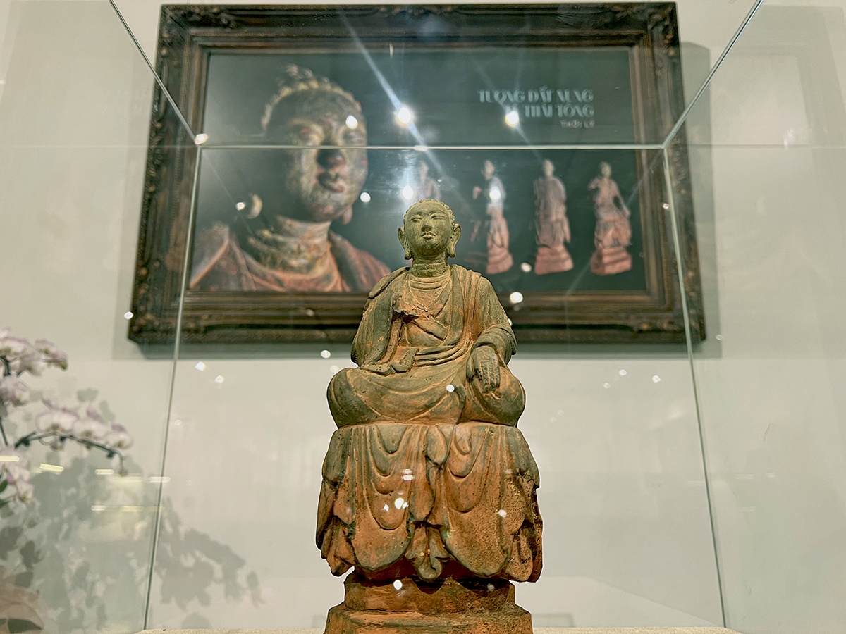 Autre moment fort de l’exposition: la présentation au public, pour la première fois, d’une statue-portrait du roi Ly Thanh Tông. Le visage du souverain du XIe siècle apparaît dans une mise en scène sobre et solennelle, comme une rencontre silencieuse entre passé et présent.<br>
 