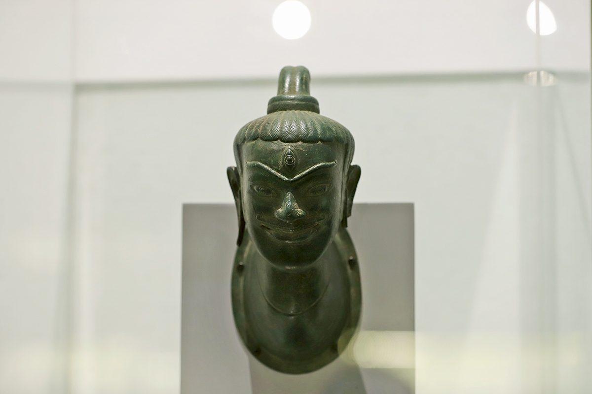 Le parcours s’achève sur les œuvres de la civilisation Champa, dont une majestueuse tête de Shiva en bronze datant des XIe-XIIe siècles. Entre spiritualité hindoue et raffinement esthétique, ces sculptures rappellent la diversité culturelle qui a façonné l’histoire vietnamienne.<br>
 