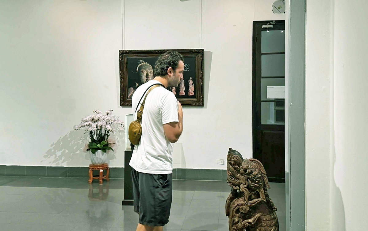 Internationale Besucher besichtigen die Ausstellung und informieren sich durch wertvoller Antiquitäten über die vietnamesische Geschichte und Kultur. (Foto: Thuy Tien/VOV)