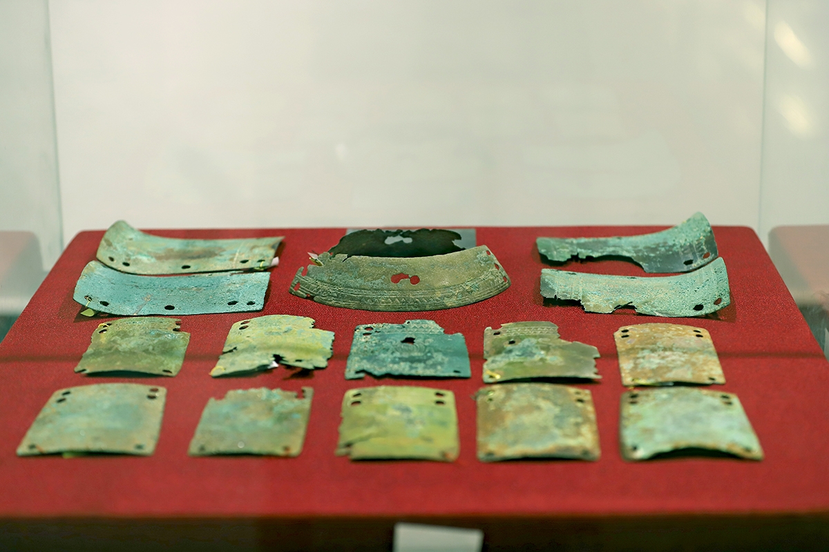 L’une des œuvres phares est une impressionnante armure en bronze de la culture Dông Son, datée entre le premier siècle avant notre ère et le premier siècle de notre ère. Les seize éléments qui composent cet ensemble présentent une remarquable unité de forme, de dimensions et de décorations, révélant la sophistication des techniques artisanales vietnamiennes anciennes.<br>
 