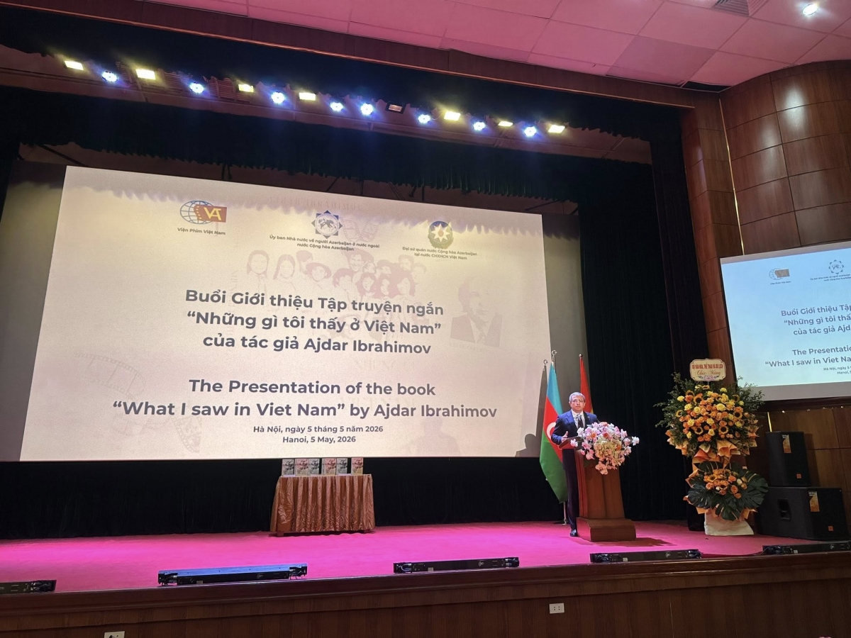 Azerbaijani Ambassador to Vietnam Shovgi Kamal Oglu Mehdizade delivers a speech at the presentation of the book. (Photo: Azerbaijani Embassy)