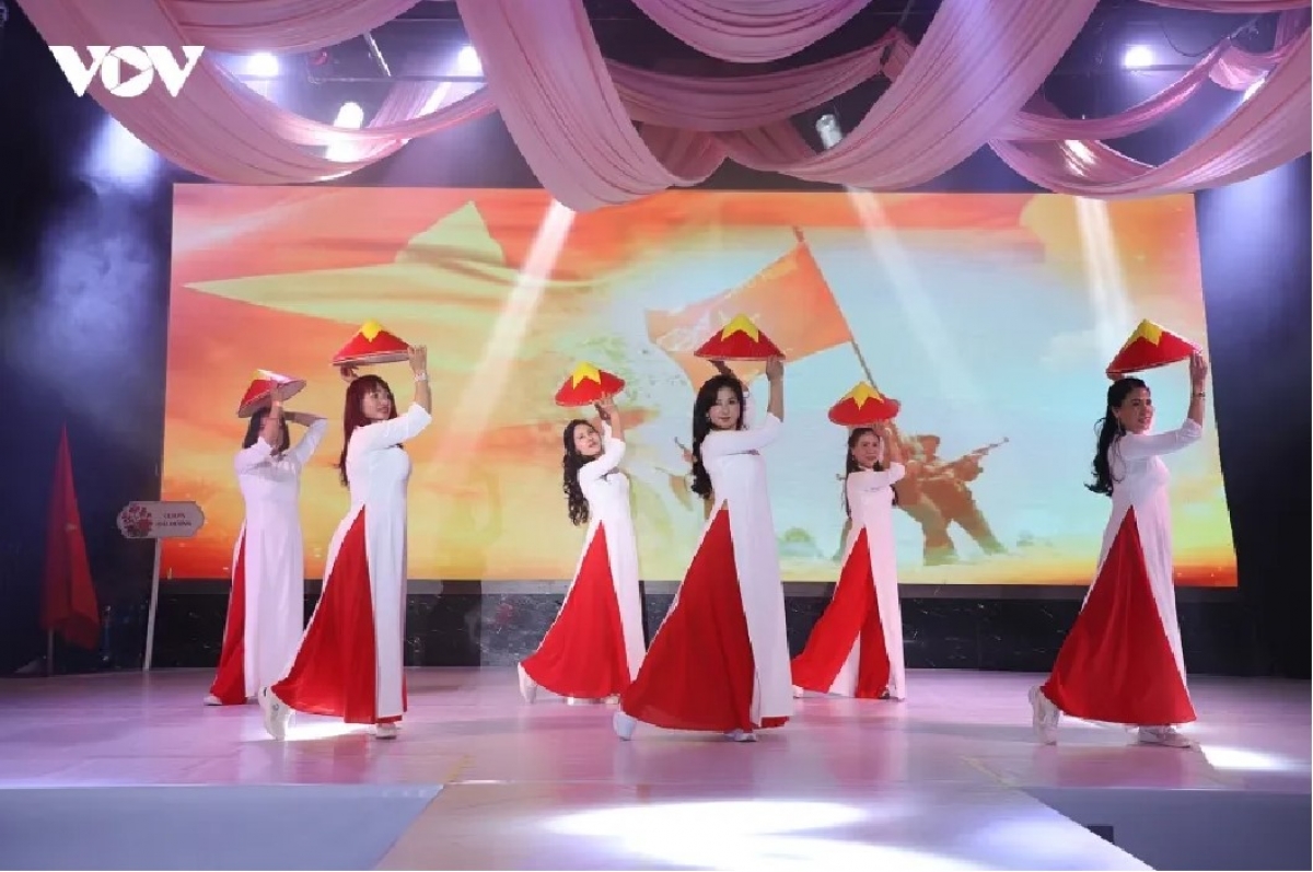 Tiết mục “Hương sen Việt Nam” của CLB phụ nữ Hải Dương đạt giải đặc biệt.