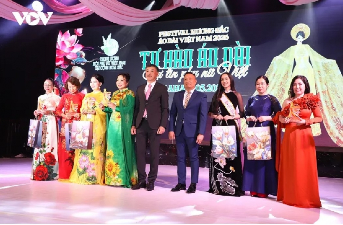 Đại diện Đại sứ quán Việt Nam và Liên hiệp Hội người Việt tại Séc chụp ảnh lưu niệm cùng các đại diện Ban tổ chức và giám khảo cuộc thi.