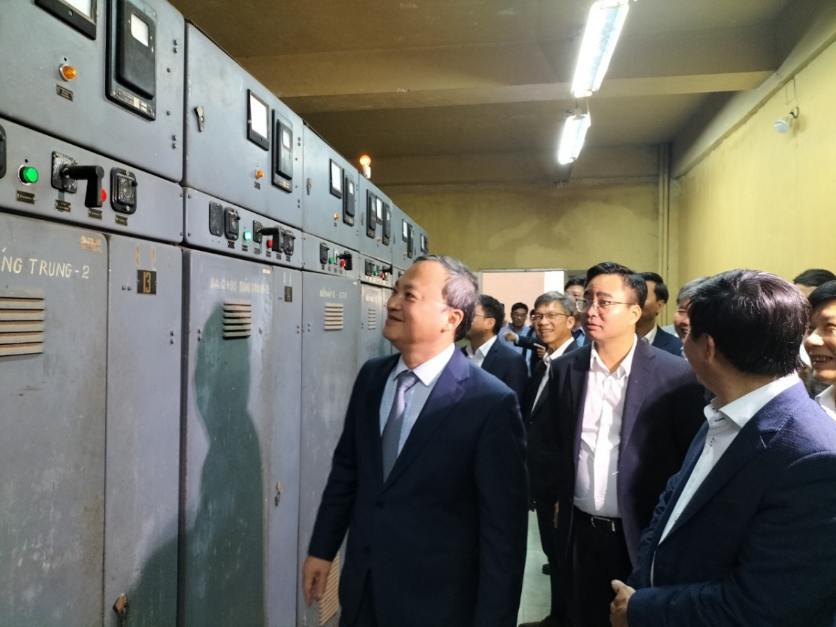 Le président de la Voix du Vietnam, Dô Tiên Sy, visite la station VNI de Son Tây. Photo: Thanh Hà/VOV