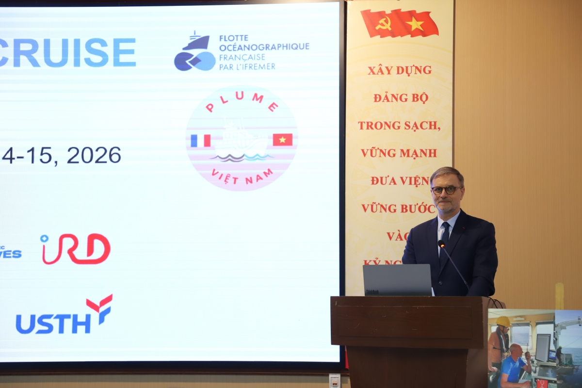 L'ambassadeur de France au Vietnam, Oliver Brochet, s'exprime lors du colloque scientifique international PLUME. Photo: https://vast.gov.vn/