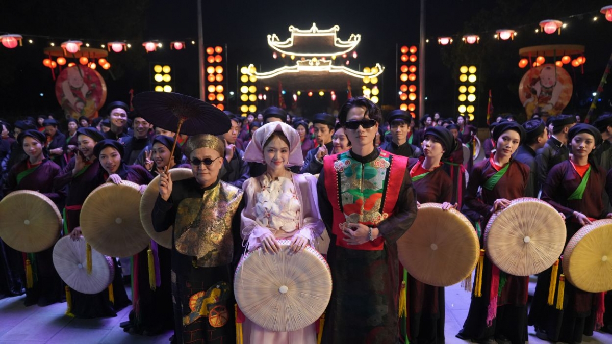 "Bac Bling" de Hoa Minzy es uno de los representantes más destacados de la combinación de la música moderna y elementos folclóricos en Vietnam recientemente. Foto: laodong.vn