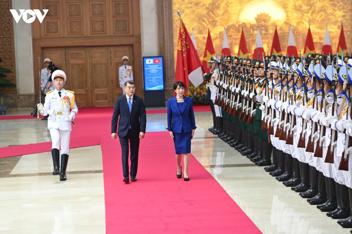 レ・ミン・フン首相と高市早苗首相、ベトナム人民軍儀仗隊を閲兵（写真：Lai Hoa/VOV）