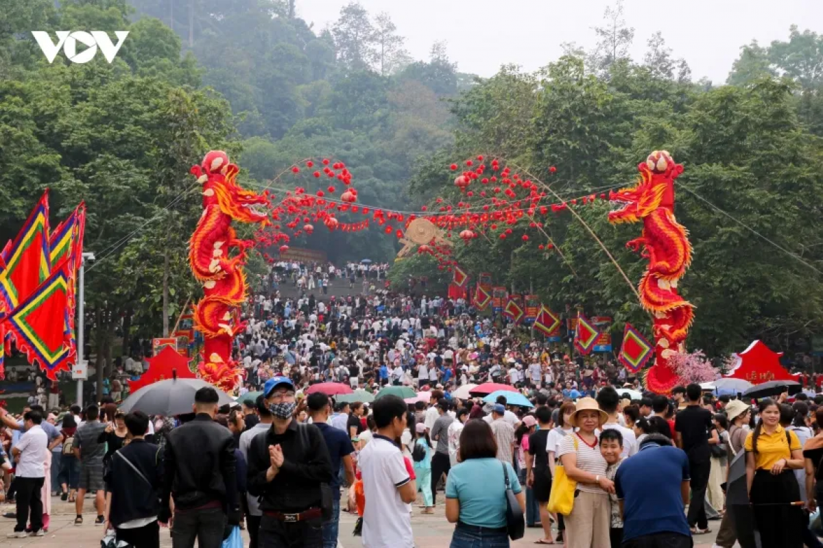2026年4月26日朝（旧暦3月10日）、北部フート省・フン神社歴史遺跡区には全国各地から多くの参拝客が訪問。フン王命日（フン王祭）の焼香を待つ長い列が続いた（写真：VOV.VN）