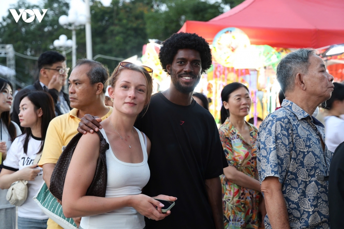フランス人観光客のMargot Blaiseさん、友人とともに第4回ベトナム・バインミーフェスティバル会場でバインミー購入の列に並ぶ（写真：Tỷ Huỳnh/VOV-TP.HCM）