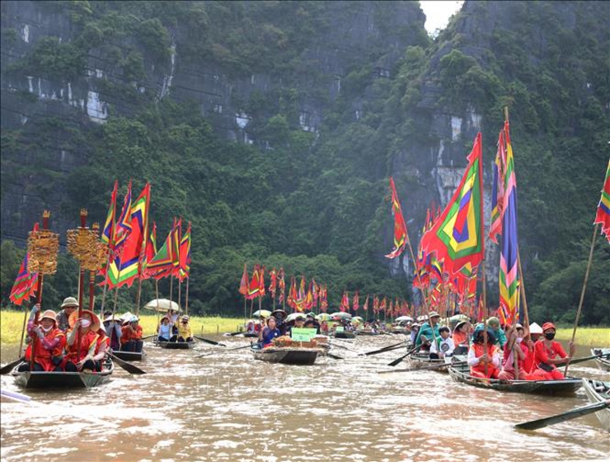 Der Drachen-Umzug auf dem Ngo-Dong-Fluss von der Tam-Coc-Bootsanlegestelle bis zum Than-Nong-Tempel. (Foto: Thanh Tuan/VNA)