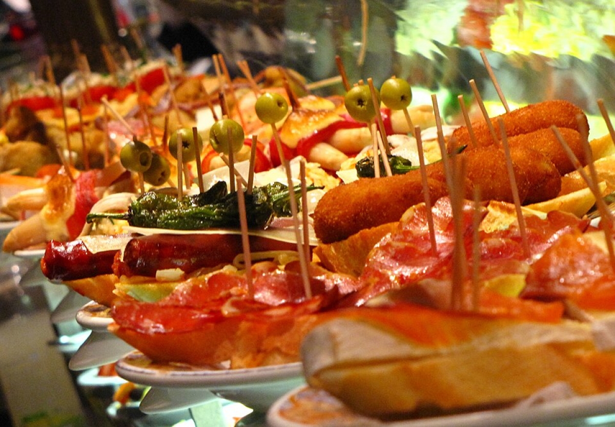 Tapas at a restaurant in Barcelona, Spain. (Photo: Elemaki/Wikimedia Commons)