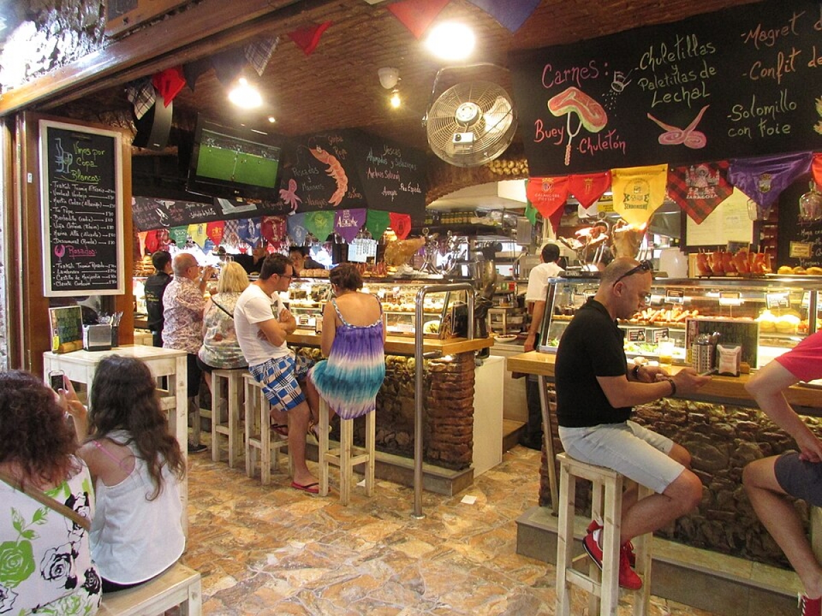 Open fronted Tapas restaurants located along Calle Santo Domingo in Benidorm old town, Alicante, Spain. (Photo: Kolforn/Wikimedia Commons)
