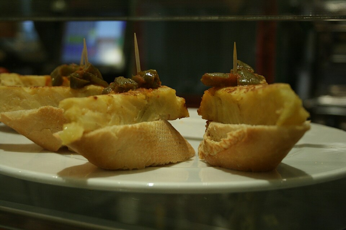 Tortilla española, a popular type of tapas. (Photo: Tamorlan/Wikimedia Commons)