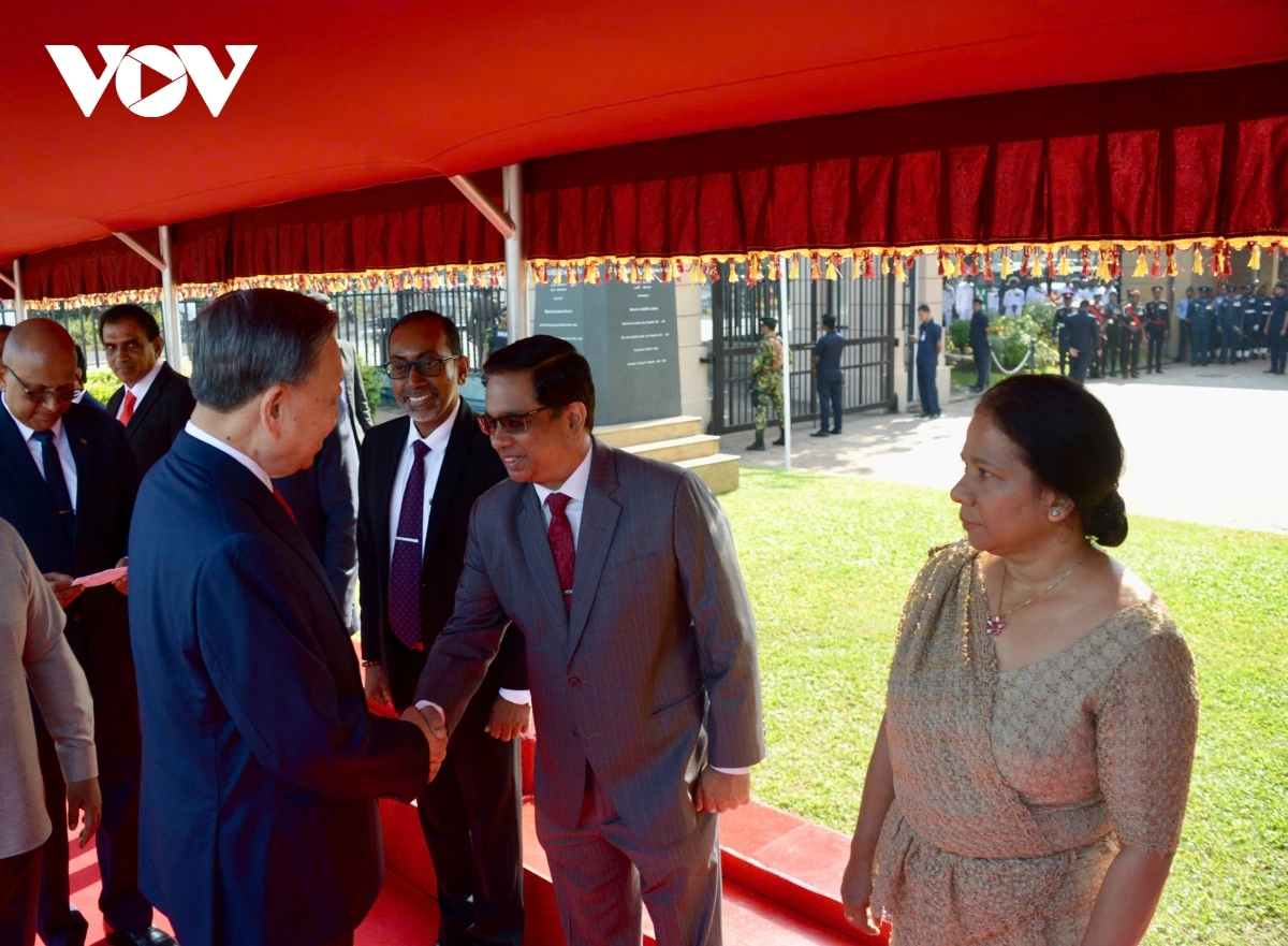 Tổng thống Sri Lanka Anura Kumara Dissanayake cùng Tổng Bí thư, Chủ tịch nước Tô Lâm giới thiệu thành phần đoàn hai bên tham dự tại lễ đón.