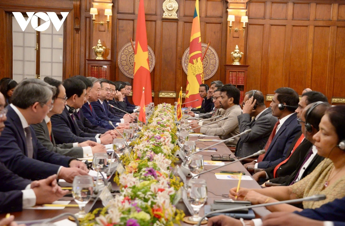 Kết thúc lễ đón, Tổng thống Sri Lanka Anura Kumara Dissanayake và Tổng Bí thư, Chủ tịch nước Tô Lâm dẫn đầu đoàn đại biểu cấp cao hai nước tiến hành hội đàm.