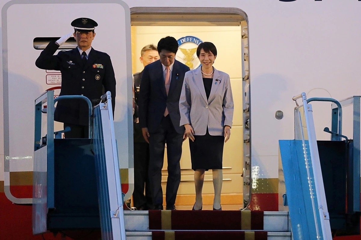 日本首相高市早苗一行1日晚抵达首都河内内排国际机场。