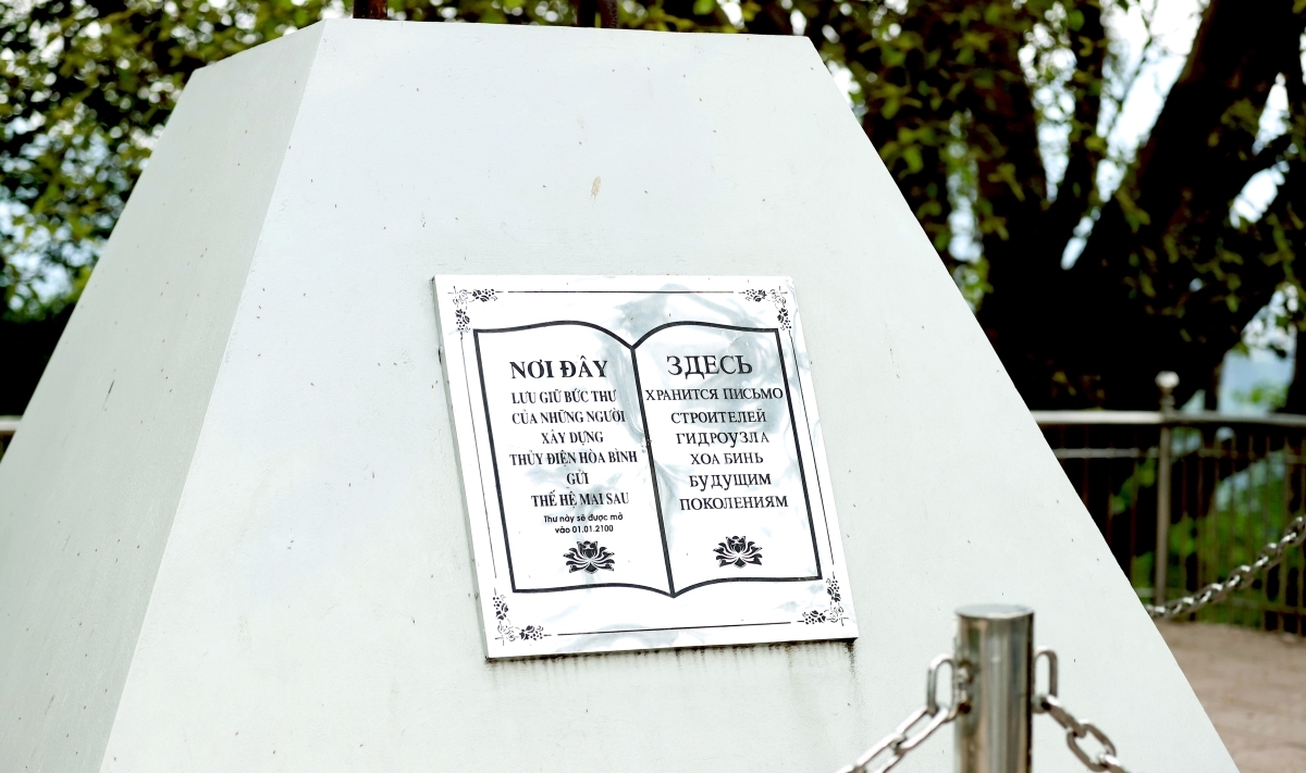 <br>
Yang istimewa, tempat ini menyimpan “surat abad ini” yang baru akan dibuka pada tahun 2100. Pada sebuah pelat logam tertulis dalam bahasa Vietnam dan Rusia: “Di sini disimpan surat dari para pembangun PLTA Hoa Binh untuk generasi masa depan.”
