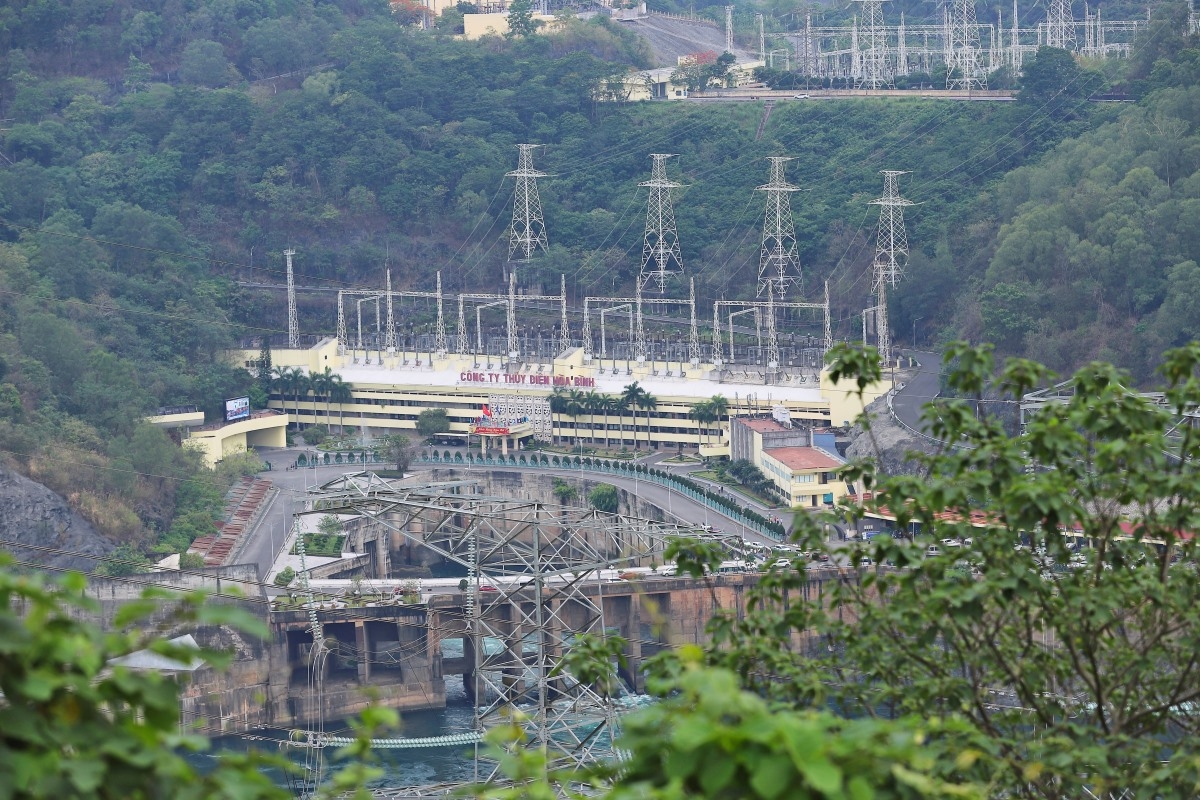 <br>
​​​​​​Lebih dari 30 tahun sejak diresmikan, pembangkit listrik tenaga air bawah tanah terbesar di Asia Tenggara pada abad ke-20 ini tetap berdiri megah membentang di atas aliran sungai.