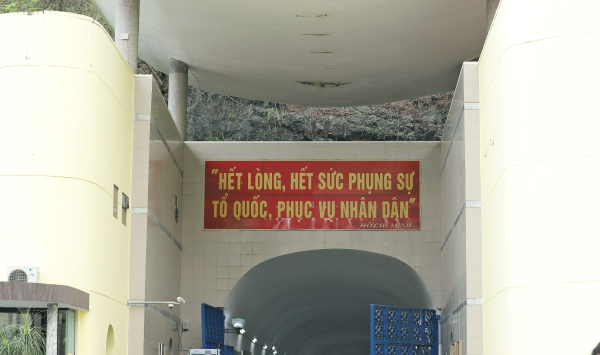 <br>
Tepat di pintu masuk terowongan menuju bagian dalam pembangkit tertera pesan Presiden Ho Chi Minh: “Mengabdikan diri sepenuh hati dan segenap tenaga kepada Tanah Air serta melayani rakyat.”